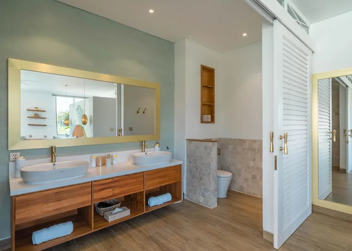 Villa Vida And Vola - Majestic Coastal Retreat In Canggu